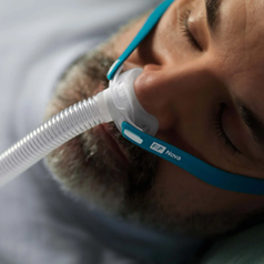 06_nova-micro-nasal-pillow-mask-mann