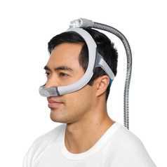 H2010640_AirTouch-n30i-mann-mit-maske_resmed